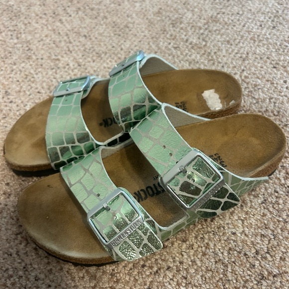 New Birkenstock Arizona  green croc pattern sandals size 37 - Picture 1 of 9
